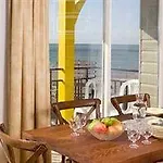 Madame Les Terrasses De La Cayeux-sur-Mer